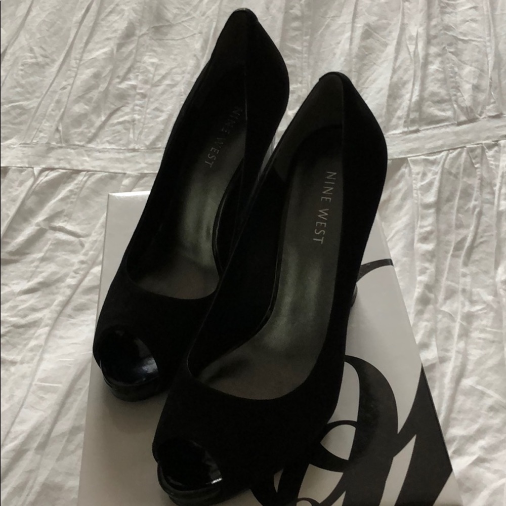 Gorgeous Black Suede Nine West shoes size 6